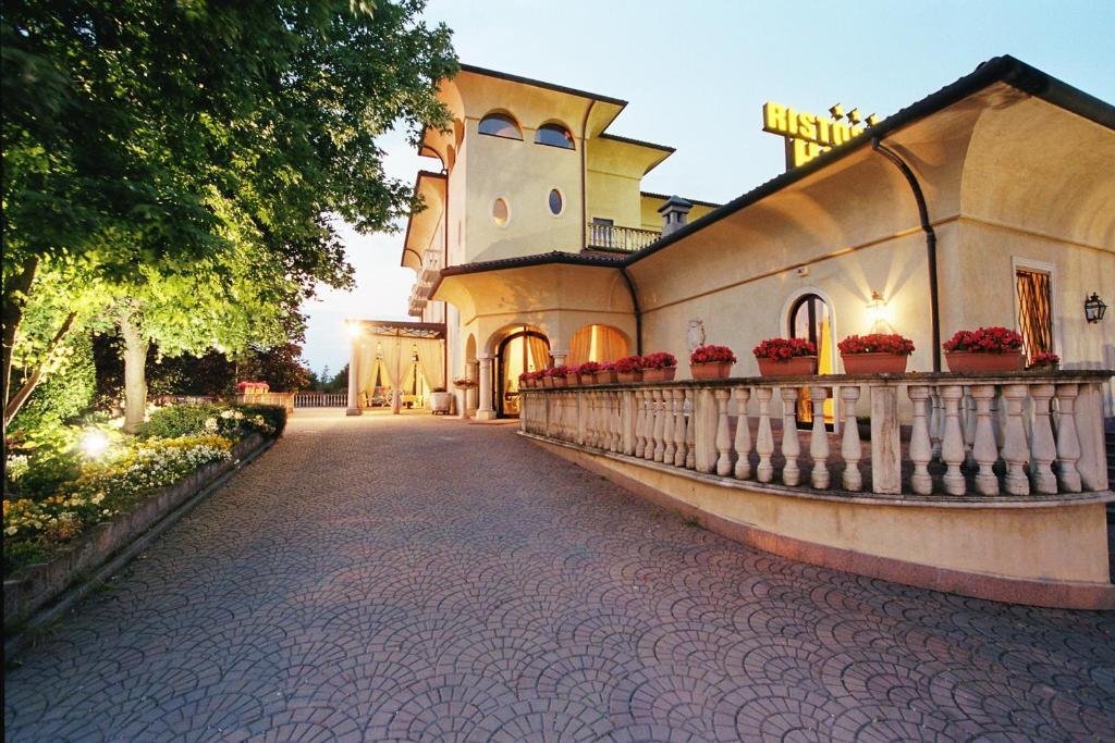Villa Belvedere 1849 Misano di Gera d'Adda Luaran gambar
